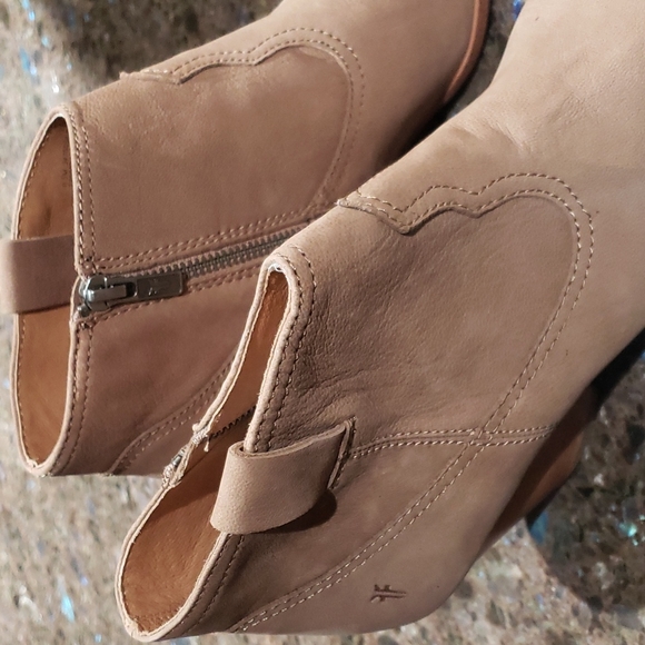 NWOT 9.5 FRYE RAINA BOOTIES BIEGE pointed toe - Picture 11 of 12